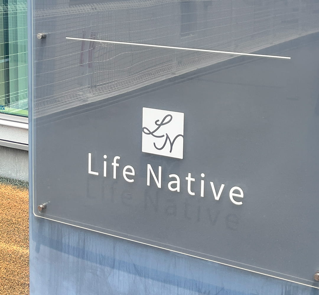 LifeNativeのロゴと看板の写真