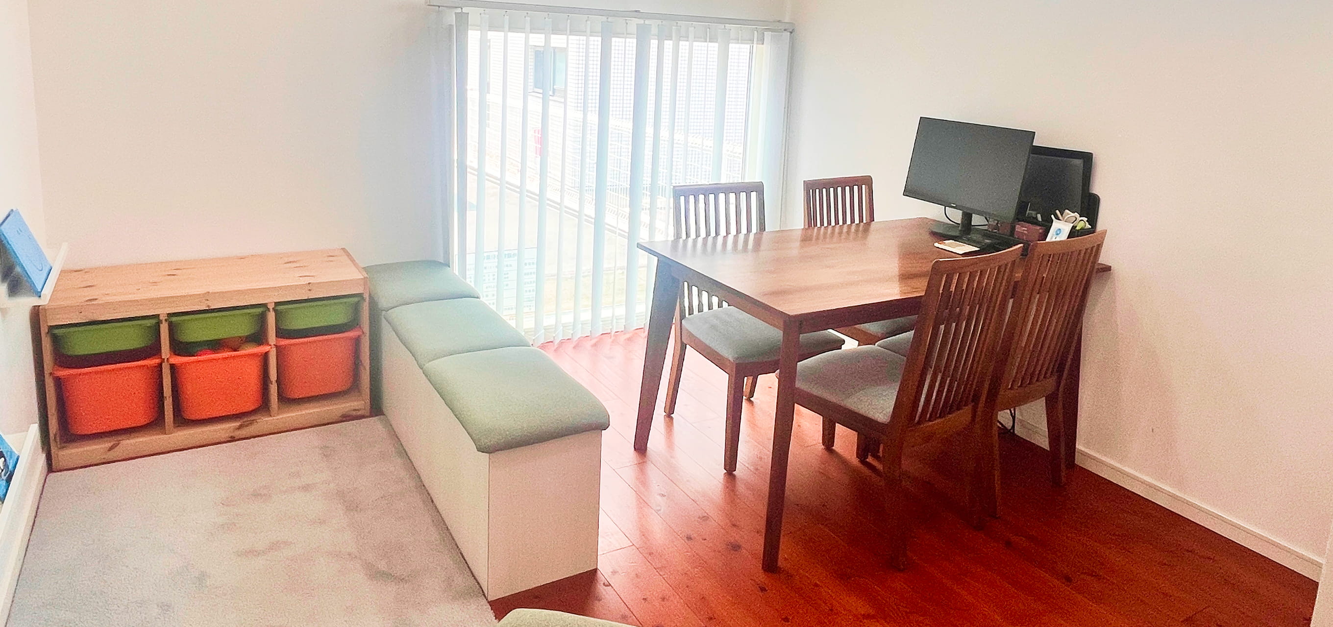 自然光が差し込む、Life Nativeの事務所内の風景